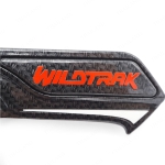 ถ้วยกันรอย เบ้ารองมือเปิด เบ้าปีก โลโก้สีแดง "Wildtrak" 4 ประตู 4 ชิ้น สีเครฟล่าดำ สำหรับ Ford Ranger XLT Wildtrak 4x2 4x4 ปี 2022-2023